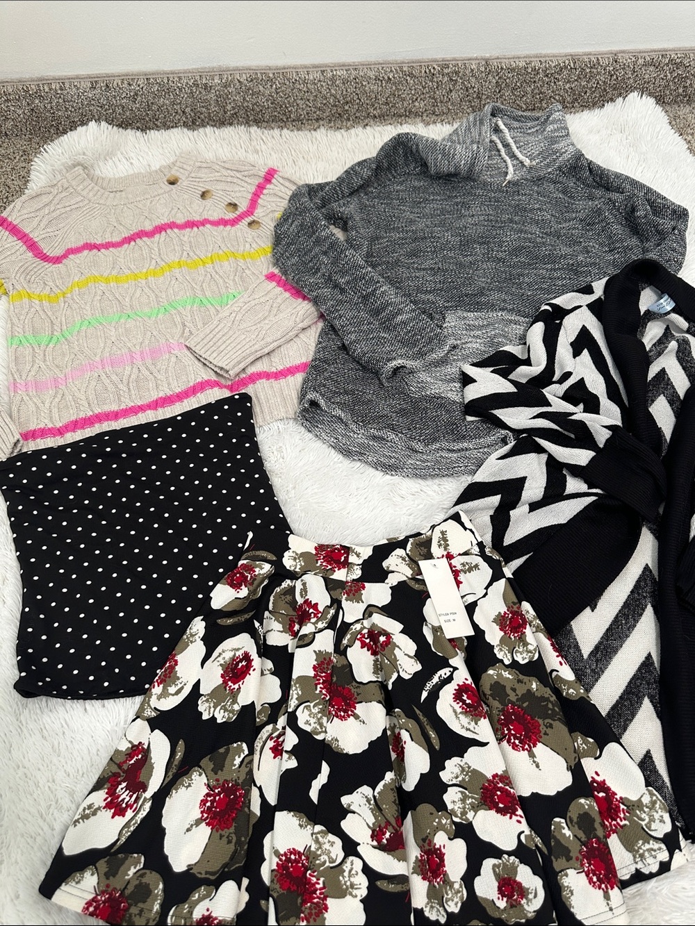 🍋 Bundle of 5 Woman’s Clothing Size m